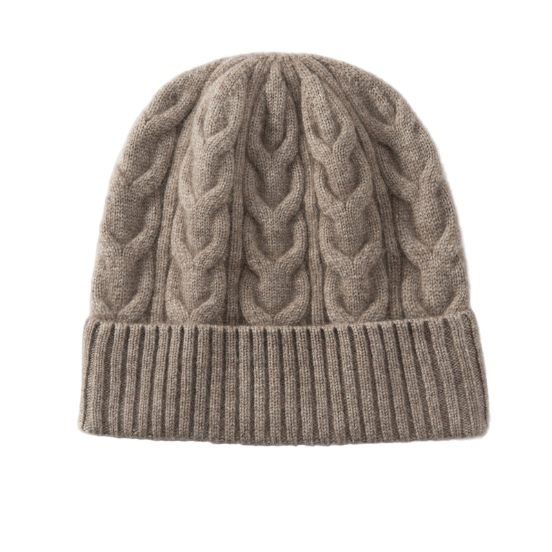 Bonnet tricoté à torsades